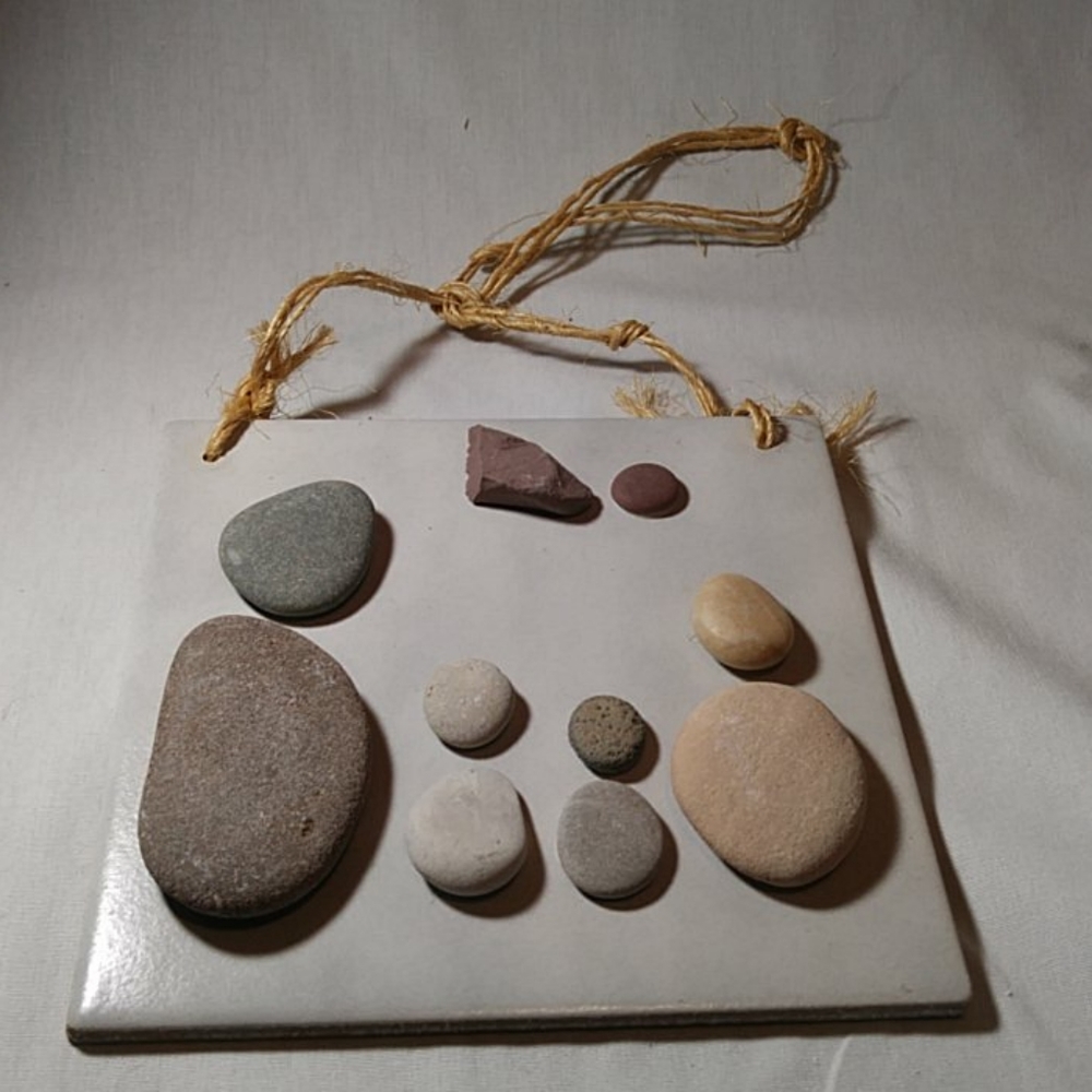 Stone Art Design Dad Mom & 2 Kids & Angel Watching Over Them